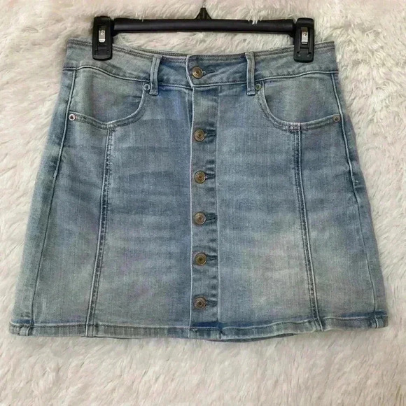 AMERICAN EAGLE Super Stretch Button Front Mini Denim Skirt in Size 6 - Picture 2 of 9